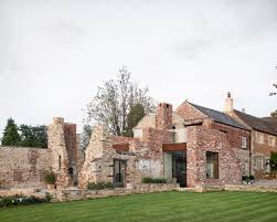 This exciting project incorporates and expands an existing traditional stone house with a new metal structure and a concrete flank wall that enhances privacy. Restoration Tag Archdaily
