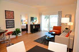 Awesome Interior Design Found In This Living Room The Color Combination Is Well Balanced With Neutral And Bold Pieces Of Basement Design Home Apartment Decor