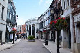 Taking a walk with her dog in the beautiful sunshine down rodeo drive. Rodeo Drive Informationen Vom Usa Reisen Experten