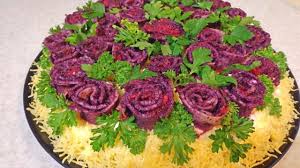 рецепт салата с копченой курицей и морковью по корейски Salat Buket Iz Roz S Myasom Kuricy Gribami Morkovyu Po Korejski Salaty