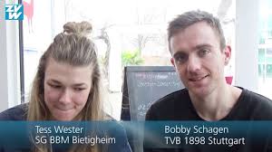 A 27 éves világbajnok holland kapus, tess wester a pályán az egyik legharcosabb, azon kívül viszont nincsen nála bájosabb kézilabdázóforrás: Handballer Parchen Tess Wester Und Bobby Schagen Youtube
