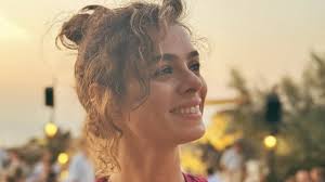 La forza di una donna: Chi è Ozge Ozpirincci? Tutto sulla coraggiosa Bahar  della Soap Turca