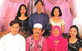 Setahun aku lalui detik lama kan kembali pelita ku nyalakan di halaman asmara ini. Foto Keluarga Ziana Zain