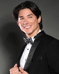 Hola soy Antonio Borja, tengo 24 años y represento orgullosamente a mi país  Ecuador en @mrworld.official 🇪🇨 . Hi, I'm Antonio Borja, I'm 24 years old  and I proudly represent my country