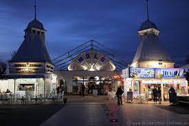 At the eastern end of the promenade and beach t h e authentic part of town.one finds strzecha, the nicest of the several fish restaurants at this spot on the baltic sea in miedzyzdroje. Misdroy Mole Tor Nachtromantik Bild Passagen Turme Miedzyzdroje Promenade Zur Seebrucke