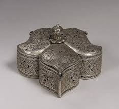 Indian Decorative Silver Box Via Tripartite Silver Box India 15 95 12 Decorative Boxes Silver Box Silver Metropolitan Museum Of Art