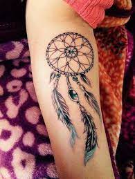 Tout d'abord, le tatouage de capteur de rêves représente aujourd'hui la protection et la sécurité. Tatouage Attrape Reve Avant Bras Feather Tattoos Dream Catcher Tattoo Design Tattoo Designs For Women