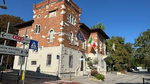 Julia bates privacy nua texted and made the reservation.