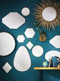 Jouer L Accumulation De Miroirs Pour Decorer Un Mur Idee Deco Miroir Decoration Mur Decoration Murale Miroir
