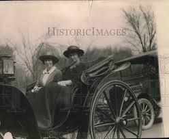1921 Press Photo Mrs. Lyle Hubbard and Mary O. Wallace in a Carriage