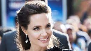 She began acting at a young age, studying. Angelina Jolie Nach Ehe Aus Wieder Verliebt Schauspielerin Datet Mega Promi News De