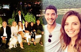Birkaç reklam çalışmasında yer aldı. Kaan Yildirim Ezgi Eyuboglu Nu Ailesinden Istedi