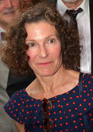 Il s'agit d'un jeu d'aventure dans lequel vous incarnez chloé, une amie de ninon chargée de couvrir pour le journal la dépêche marseillaise une affaire de tableau volé au bar du mistral. Sylvie Flepp Wikipedia