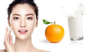 Cô gái trẻ chia sẻ cách tắm trắng da bật tông chỉ với cam và sữa tươi