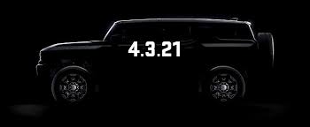 The suv variant is much more traditional in its profile, looking a bit like the cult classic toyota fj cruiser in these heavily shadowed images. 2022 Gmc Hummer Ev Suv First Video Teaser Previews Removable Roof Panels Autoevolution
