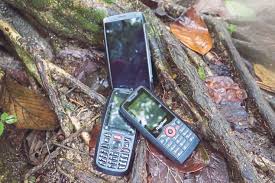 Pengenalan setiap jenama dengan penerangan mengenai cara menggunakan kit wajah berlian dan harganya juga disebutkan di sini. Telefon Pintar Tahan Lasak