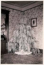 Brightly lit, decked out in ornaments and tinsels, choose from the best christmas tree images and pictures from our collection. Mod Vintage Life Icicles Vintage Christmas Photos Christmas Past Vintage Christmas Tree
