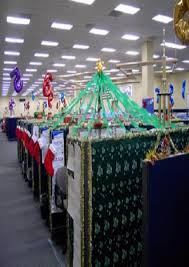 Whether it's employee appreciation day, a halloween spooktacular, or the annual holiday bash, throwing the perfect office party is a lot of pressure. Office Decorating Themes Decor