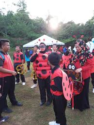 Bunga terlihat anggun sekali tampilmu engkau hadir hiasi alamtempat mengadu hidupku penyejuk halaman rumah yang asri itu menyatu dalam. 50 Hiasan Rumah Sukan Merah Paling Top