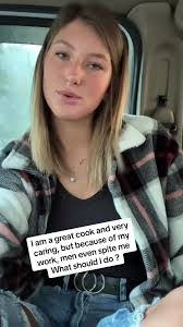 Amanda Winn's Instagram, Twitter & Facebook