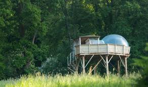 Certaines sont dotées d'un pont de singe, d'autres possèdent une terrasse privative qui permettent de jouir d'une vue somptueuse sur les. Week End Insolite Et Hebergement Insolite En Bretagne Vallee De Pratmeur