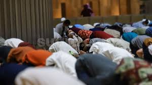 Kemudian pada setiap 4 rakaat, biasanya jemaah membaca bilal sholat tarawih dan witir oleh satu orang dan yang lain. Bacaan Niat Sholat Witir Berjamaah Dan Sendiri Suara Jakarta