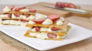 Esta masa es típica de la gastronomía marroquí y algunos países limítrofes y se elabora con ingredientes simples como harina, agua y grasa animal o vegetal. Milhojas De Masa Filo Con Crema Y Fresas Cocina