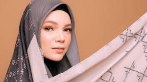Tampil dengan gaya super stylish, style hijab ala dia publik figur cantik ini bisa jadi inspirasi untuk momen acara buka bersama alias bukber. Dewi Sandra Luncurkan Label Hijab Ini 5 Artis Yang Juga Punya Usaha Busana Muslim Orami