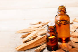 L Huile Essentielle De Bois De Santal Aiderait A Lutter Contre La Calvitie Bois De Santal Santal Huiles Essentielles