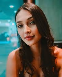 Amanda Mendes's Instagram, Twitter & Facebook