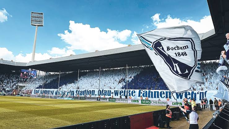 Und kommst du in ein Stadion, blau-weiße Fahnen weh'n |