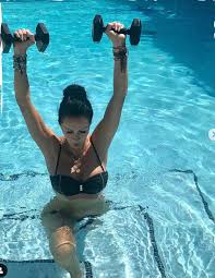 Vedetele se ascund în spatele măștilor, iar jurații sunt aduși la studiouri cu dubițe cu geamuri fumurii și sunt păziți de gărzi de corp. Pro Tv Mihaela RÄƒdulescu IÈ™i LucreazÄƒ BicepÈ™ii In Bikini In PiscinÄƒ Imaginile Care Au Aprins ImaginaÈ›ia Fanilor