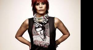 Rita lee (1947) é uma cantora e compositora brasileira, considerada a roqueira mais significativa do brasil. Rolling Stone Nao Nasci Para Casar E Lavar Cuecas Revela Rita Lee