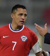 Días atrás, previo al duelo ante bolivia, la conmebol denunció el ingreso de un peluquero al hotel para cortar el cabello de medel y vidal, en una acción que quedó comprobada luego de que ambos jugadores compartieran. Alexis Sanchez Sufre Una Lesion Muscular Y Los Fanaticos Cargan Contra Lasarte Por No Citar Jugadores Jovenes A La Seleccion Chilena Strikers Cracks