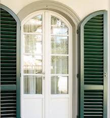 Quali sono i materiali migliori per la porta finestra? Portafinestra Ad Arco Legno Bianco Con Persiana