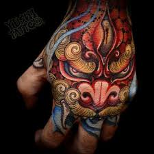 Black And Grey Foo Dog Hand Tattoo Foo Dog Hand Tattoo Hand Tattoos For Guys Foo Dog Tattoo Japanese Hand Tattoos