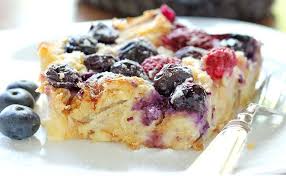 Un Delicieux Gateau Dejeuner De Croissants Et Petits Fruits Recipe Christmas Breakfast Recipe Easter Brunch Food Blueberry Croissant Bake