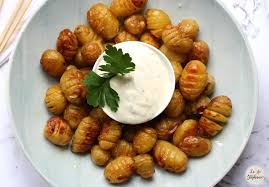 Pommes De Terre Nouvelles Roties A La Fleur De Sel A Tremper Dans Une Sauce A La Moutarde La Pomme De Terre Nouvelle Recette Facile Recette Pomme De Terre