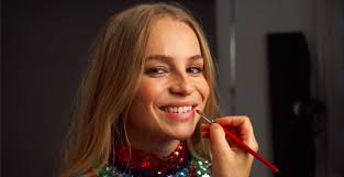 She is an actress, known for álom.net (2009), slave (2012) and tömény történelem (2016). Iszak Eszter