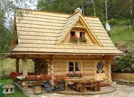 Casa Mica Din Lemn Cu 3 Camere Proiect Detaliat Si Poze Frumoase Cu Interiorul Tiny Log Cabins Tiny Cottage Small Log Cabin