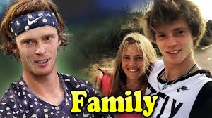 Alex de minaur performance & form graph is sofascore tennis livescore unique algorithm that we are generating from team's last 10 matches, statistics, detailed analysis and our own knowledge. Alex De Minaur Family With Father Mother And Girlfriend 2020 Youtube