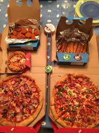 We bezorgen jouw pizza gemiddeld binnen 21 minuten bij je thuis. Domino S Pizza On Twitter Eeny Meeny Miny Both