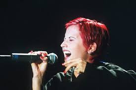 La chanteuse du groupe irlandais the cranberries est décédée à l'âge de 46 ans alors qu'elle se trouvait à londres pour une session d'enregistrement. Mort De Dolores O Riordan Des Cranberries Sa Vie En Images Photos