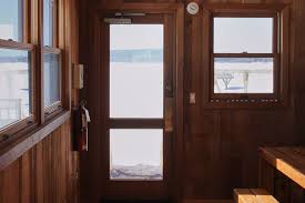 Dari beberapa jenis kayu ini yang sering digunakan sebagai bahan baku pembuatan kusen dan daun pintu antara lain kayu kamper, kayu mahoni, kayu nangka, kayu jati, kayu merbabu, kayu meranti. 5 Tips Memilih Kusen Pintu Kayu Yang Bagus Dan Kuat Halaman All Kompas Com