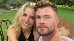Así es el espectacular salón de Elsa Pataky y Chris Hemsworth: con sofá  blanco, comedor integrado y vistas al mar