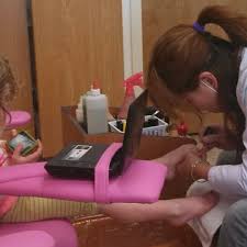 Red Nails Richmond In We are the place where you can come and escape from your everyday stress and busy lifestyle, clients could enjoy the luxurious and comfortable.