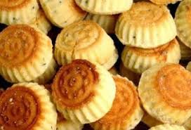 نصف كيلو سميد فرخة نصف كيلو طحين كوبين سمنة ربع كوب سكر نص كوب ماء الورد ملعقة صغيرة خميرة ملعقة بهارات middle eastern desserts dessert cake recipes food