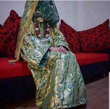 عروس صنعانيه يمنيه وهي ترتدي القميص الثوب المخصص ليوم الذبال التراث اليمني عادات وتقاليد yemen women traditional outfits fashion dresses