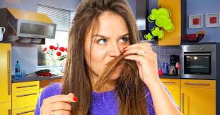 Comment enlever les odeurs sur les cheveux sans laver ?