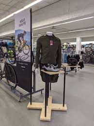 Amenagement Showroom Cycle De Decathlon Anglet Sur Presentoir X Way Presentation Textile Et Accessoires Cycle Pour Les Marque Presentoir Velo De Route Showroom